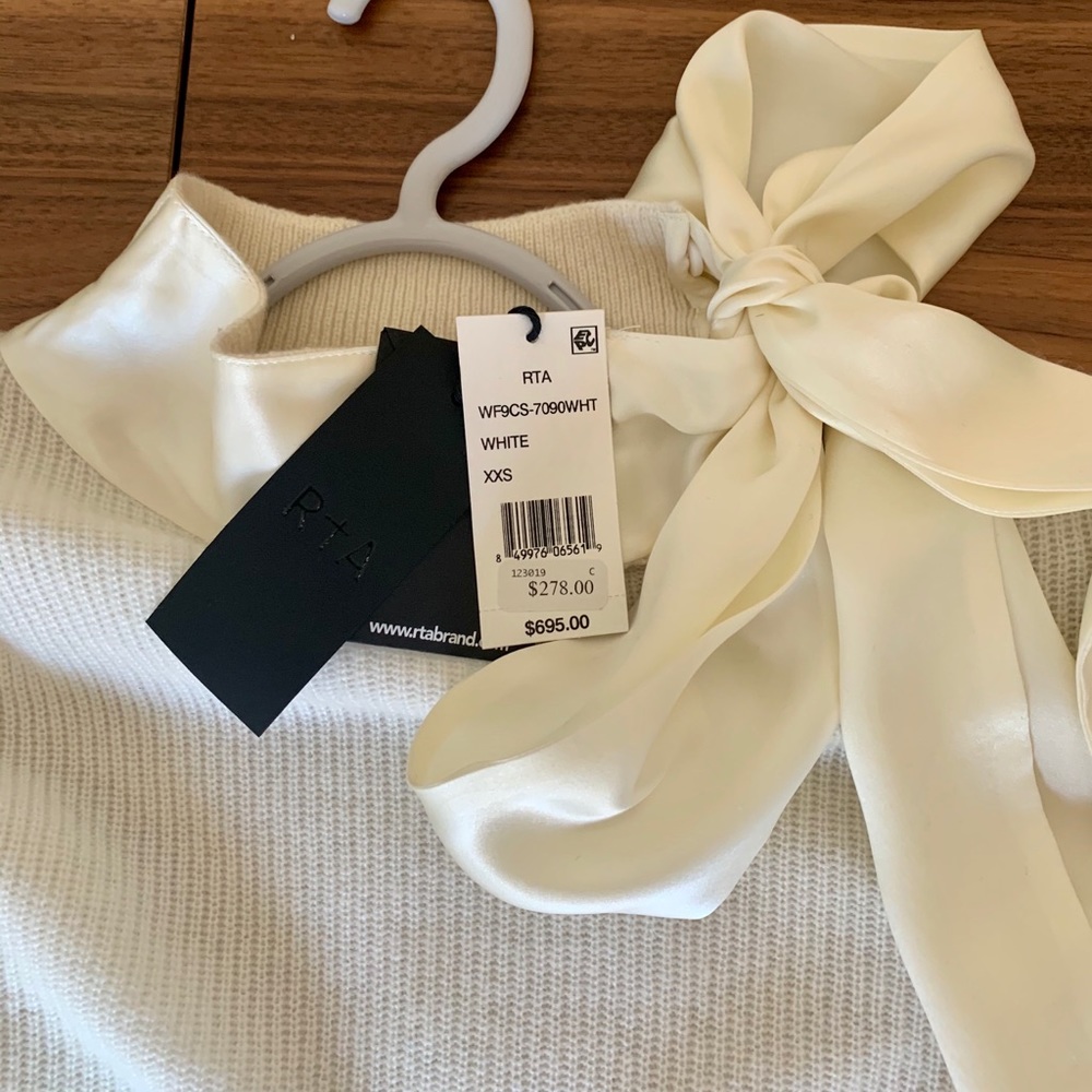 Beautiful cashmere sweater with silk bow